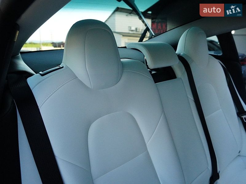 Седан Tesla Model 3 2024 в Дрогобыче