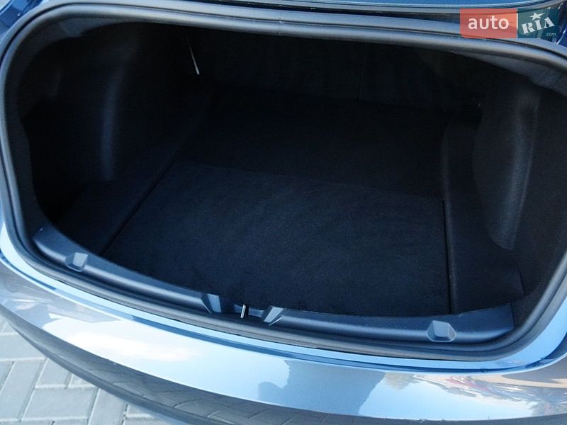 Седан Tesla Model 3 2024 в Дрогобыче