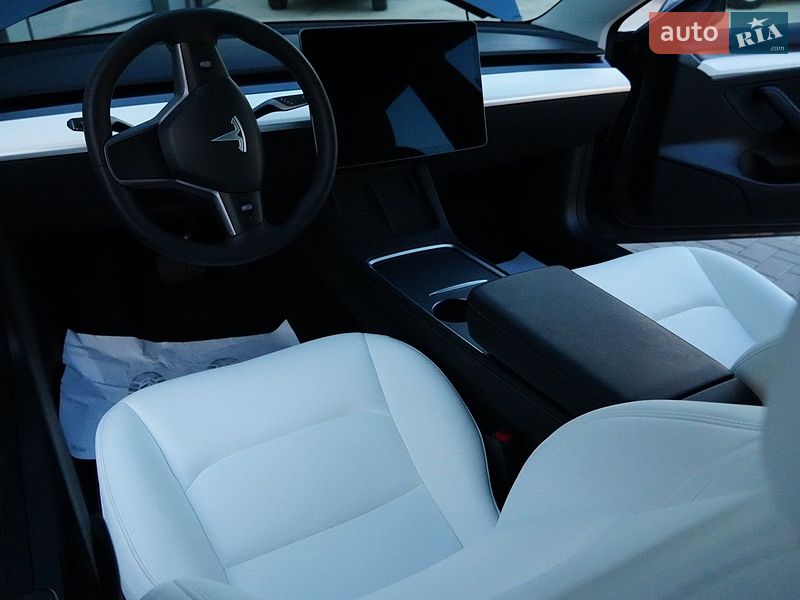 Седан Tesla Model 3 2024 в Дрогобыче