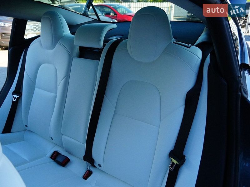 Седан Tesla Model 3 2024 в Дрогобыче