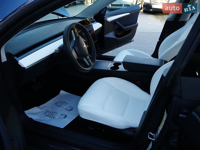 Седан Tesla Model 3 2024 в Дрогобыче
