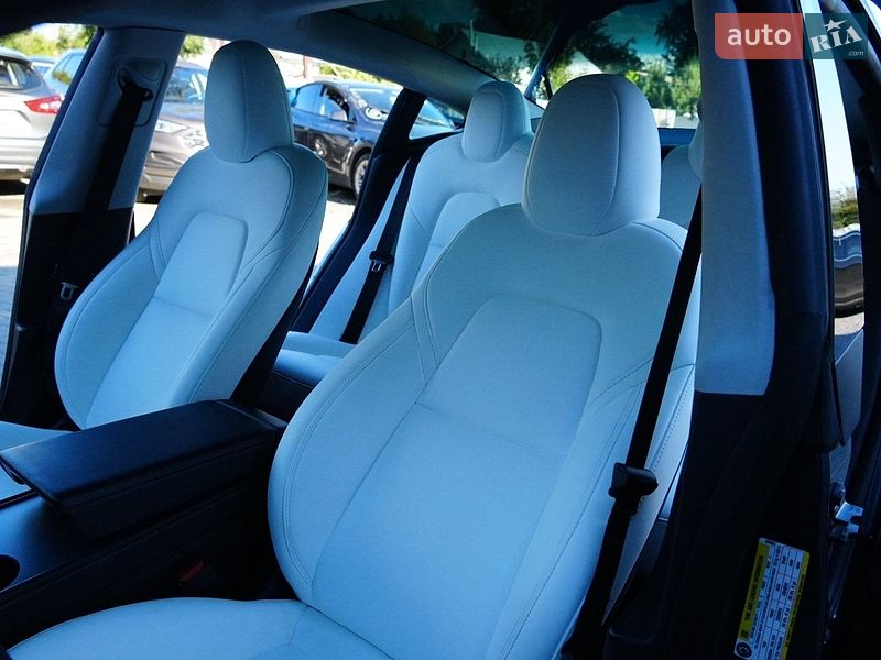Седан Tesla Model 3 2024 в Дрогобыче