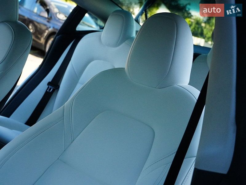 Седан Tesla Model 3 2024 в Дрогобыче