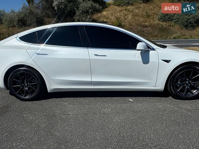 Седан Tesla Model 3 2019 в Тальному