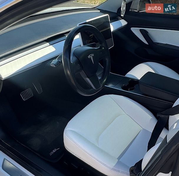Седан Tesla Model 3 2019 в Тальному