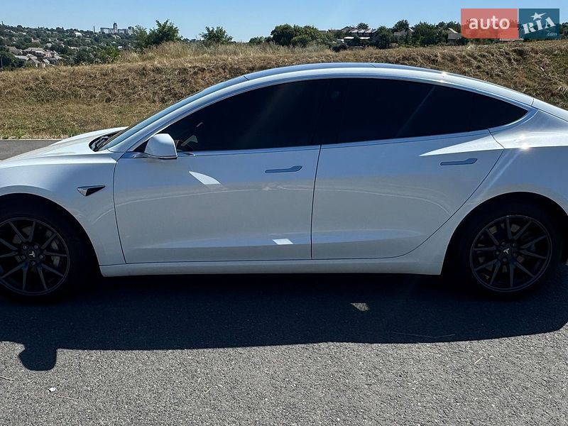 Седан Tesla Model 3 2019 в Тальному