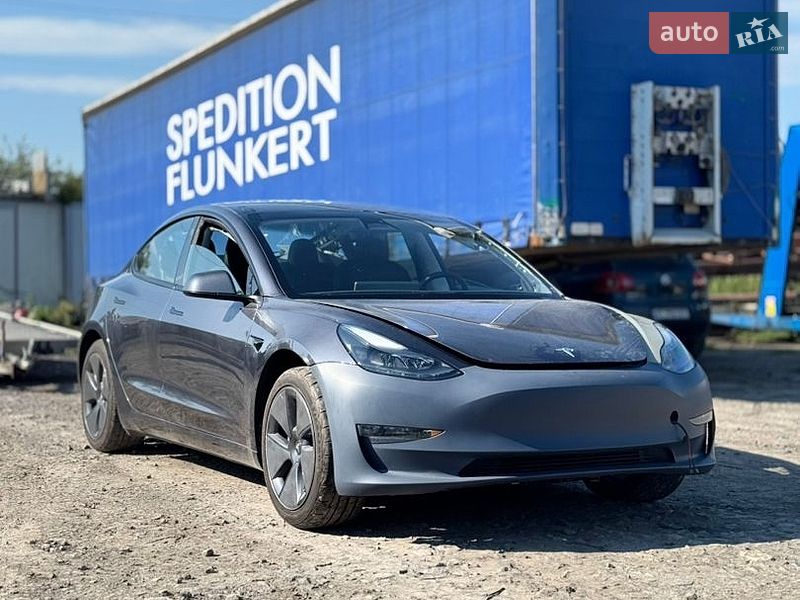 Седан Tesla Model 3 2022 в Бурштині