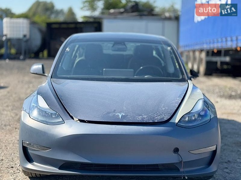 Седан Tesla Model 3 2022 в Бурштині
