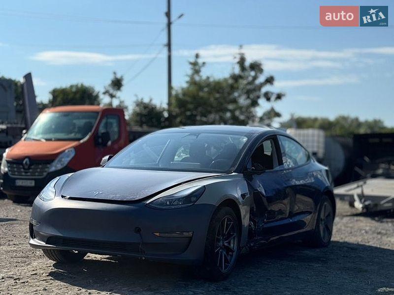 Седан Tesla Model 3 2022 в Бурштині