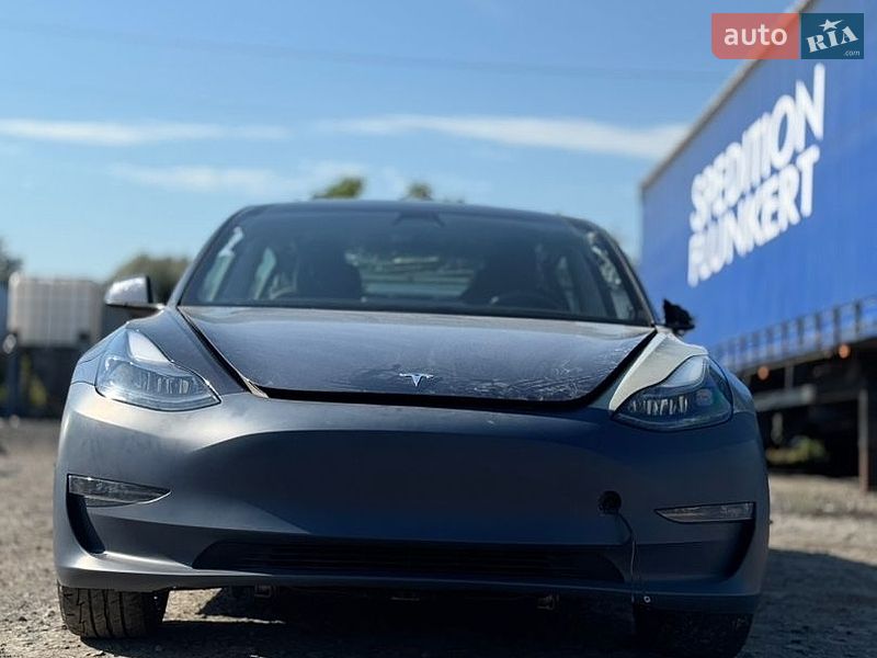 Седан Tesla Model 3 2022 в Бурштині