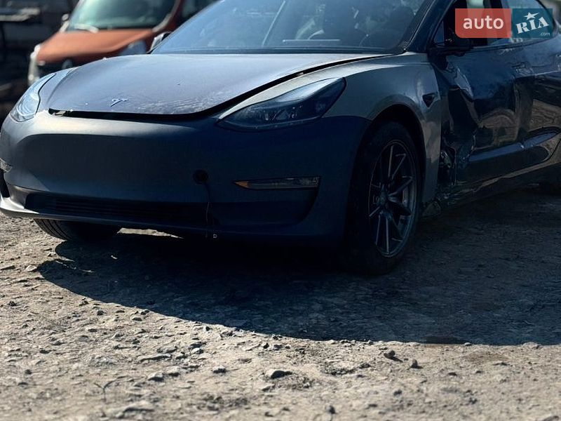 Седан Tesla Model 3 2022 в Бурштині