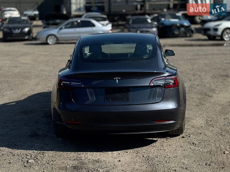 Седан Tesla Model 3 2022 в Бурштині