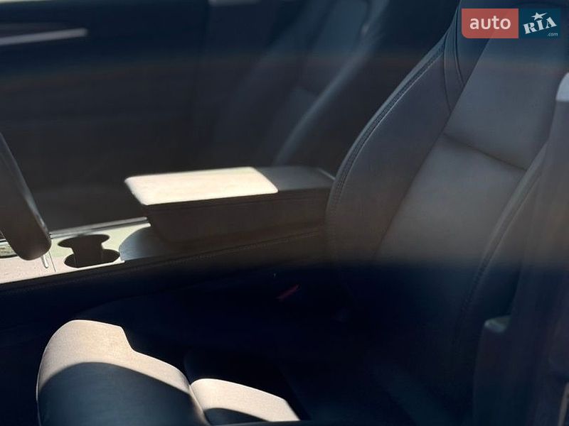 Седан Tesla Model 3 2022 в Бурштині