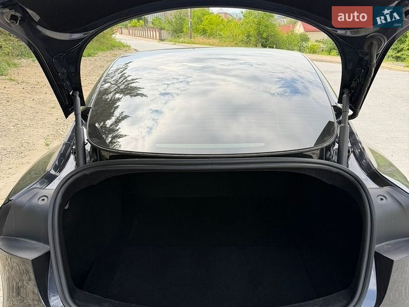 Седан Tesla Model 3 2024 в Львові