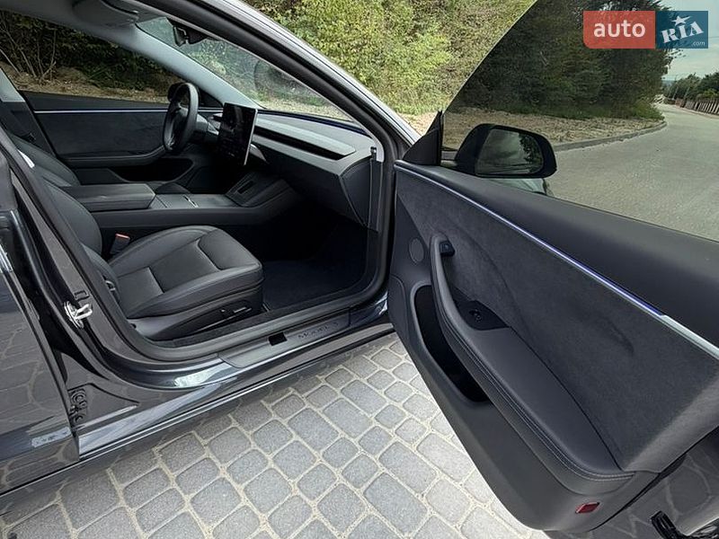 Седан Tesla Model 3 2024 в Львові