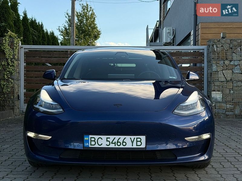 Седан Tesla Model 3 2019 в Стрию