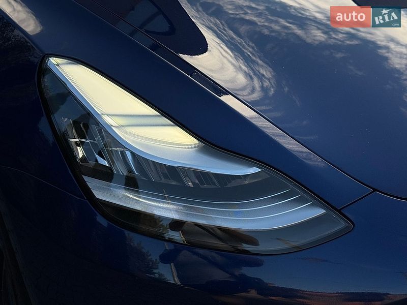 Седан Tesla Model 3 2019 в Стрию