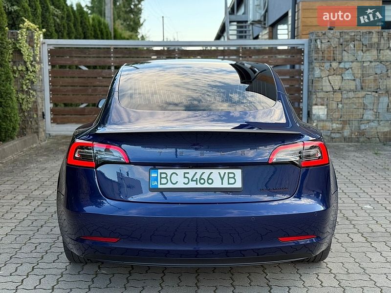Седан Tesla Model 3 2019 в Стрию