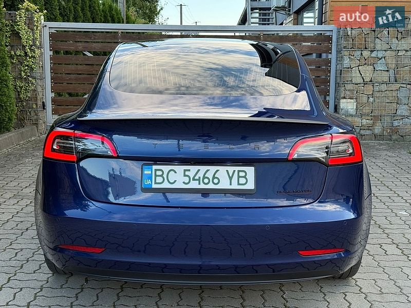 Седан Tesla Model 3 2019 в Стрию