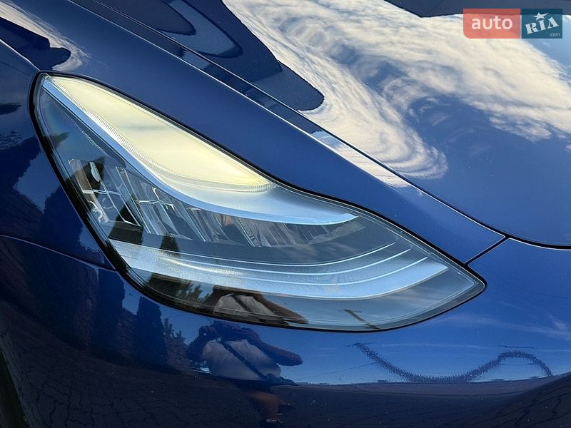 Седан Tesla Model 3 2019 в Стрию