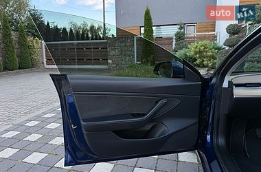 Седан Tesla Model 3 2019 в Стрию