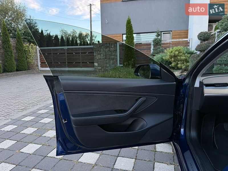 Седан Tesla Model 3 2019 в Стрию