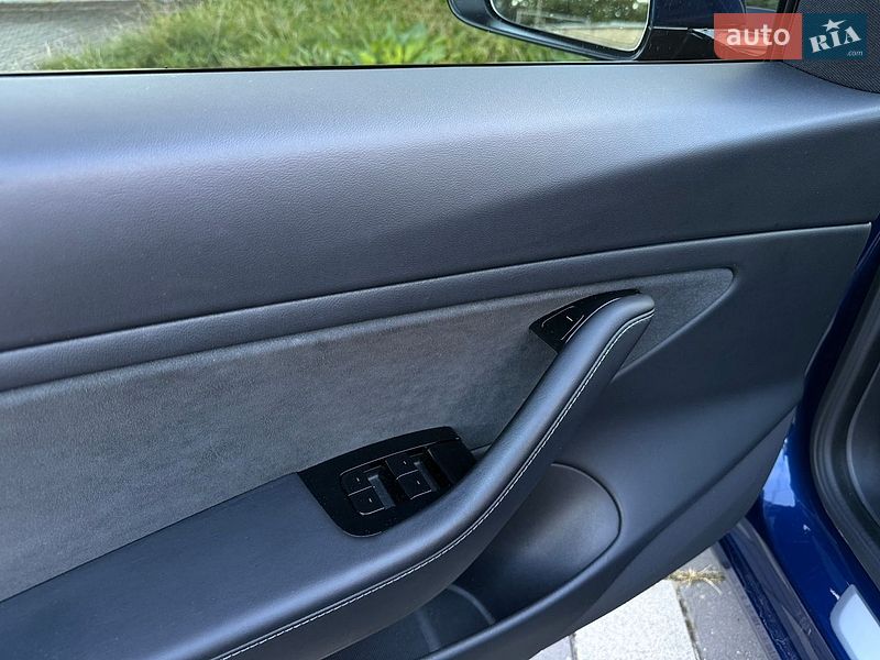 Седан Tesla Model 3 2019 в Стрию