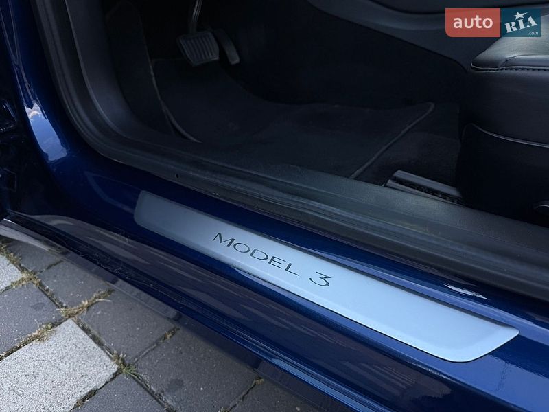 Седан Tesla Model 3 2019 в Стрию