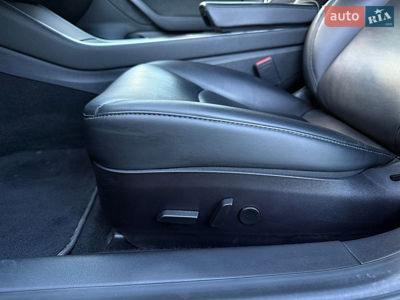 Седан Tesla Model 3 2019 в Стрию