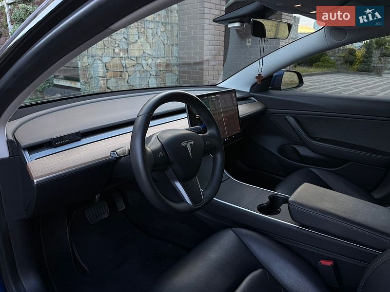 Седан Tesla Model 3 2019 в Стрию