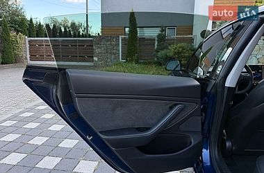 Седан Tesla Model 3 2019 в Стрию