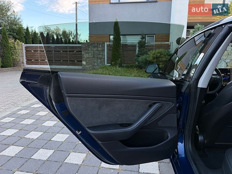 Седан Tesla Model 3 2019 в Стрию