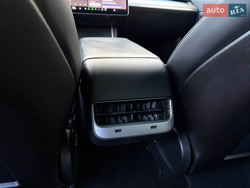 Седан Tesla Model 3 2019 в Стрию