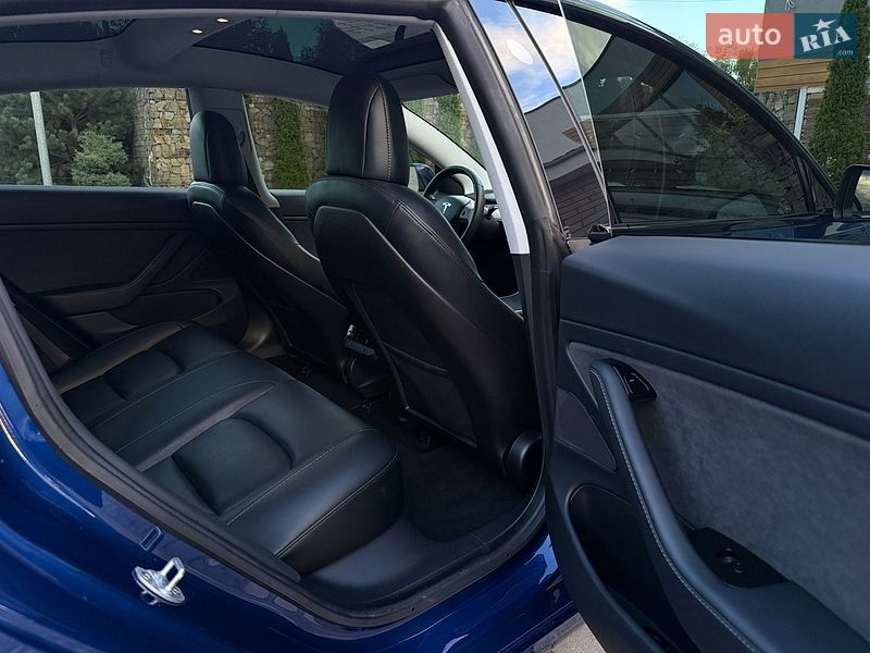 Седан Tesla Model 3 2019 в Стрию