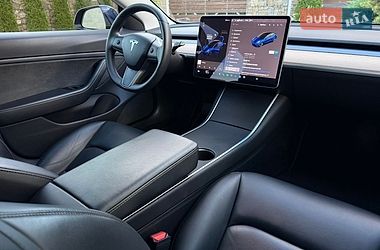 Седан Tesla Model 3 2019 в Стрию