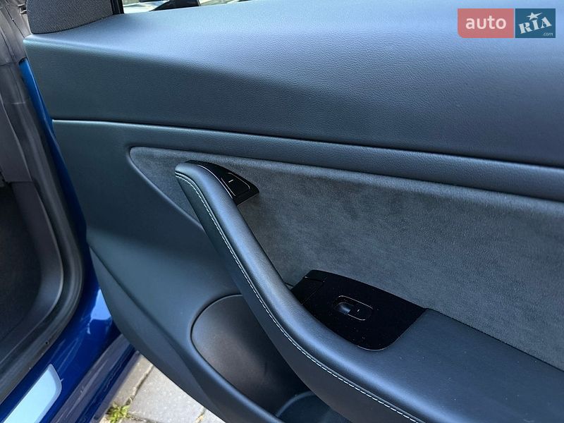 Седан Tesla Model 3 2019 в Стрию