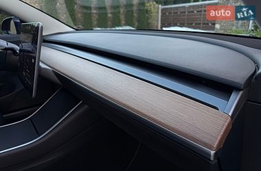 Седан Tesla Model 3 2019 в Стрию