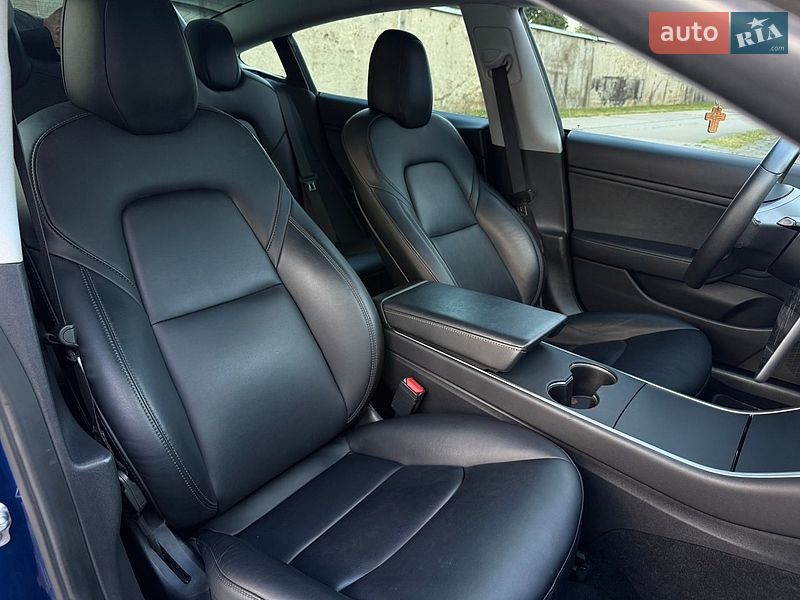 Седан Tesla Model 3 2019 в Стрию