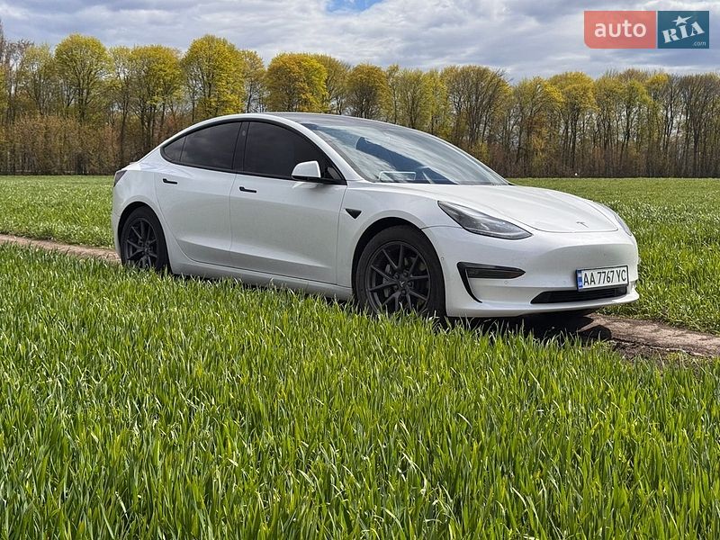 Седан Tesla Model 3 2022 в Броварах