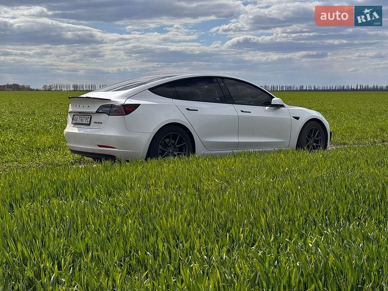 Седан Tesla Model 3 2022 в Броварах