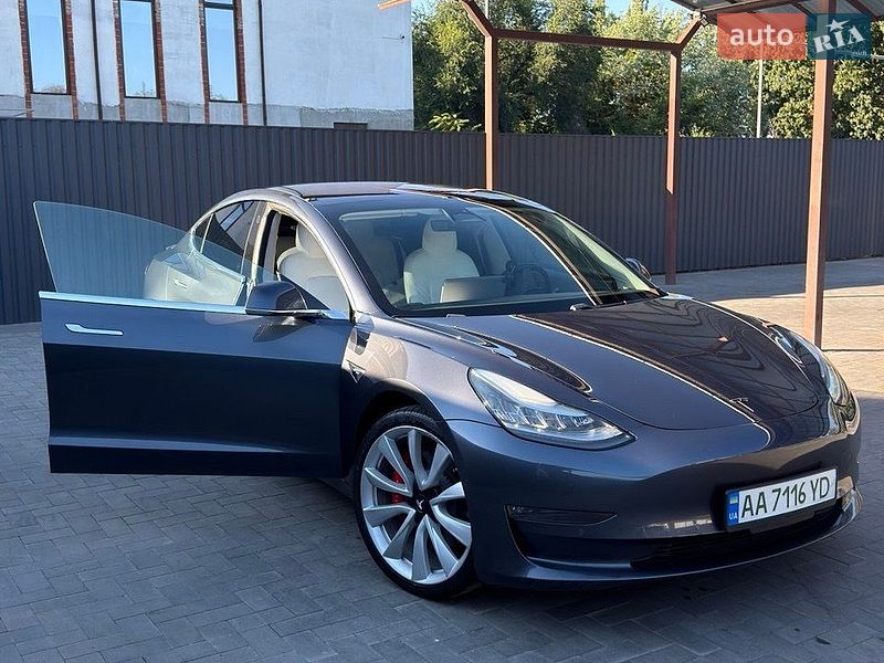 Седан Tesla Model 3 2018 в Кременчуці