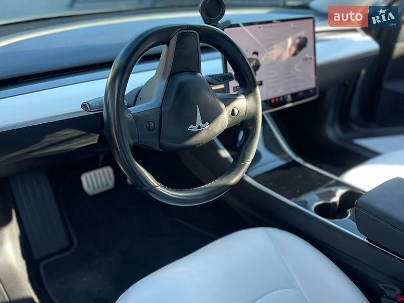 Седан Tesla Model 3 2018 в Кременчуці