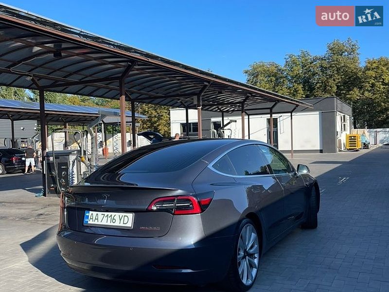 Седан Tesla Model 3 2018 в Кременчуці