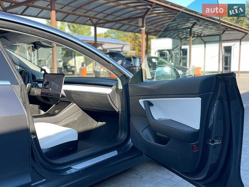 Седан Tesla Model 3 2018 в Кременчуці