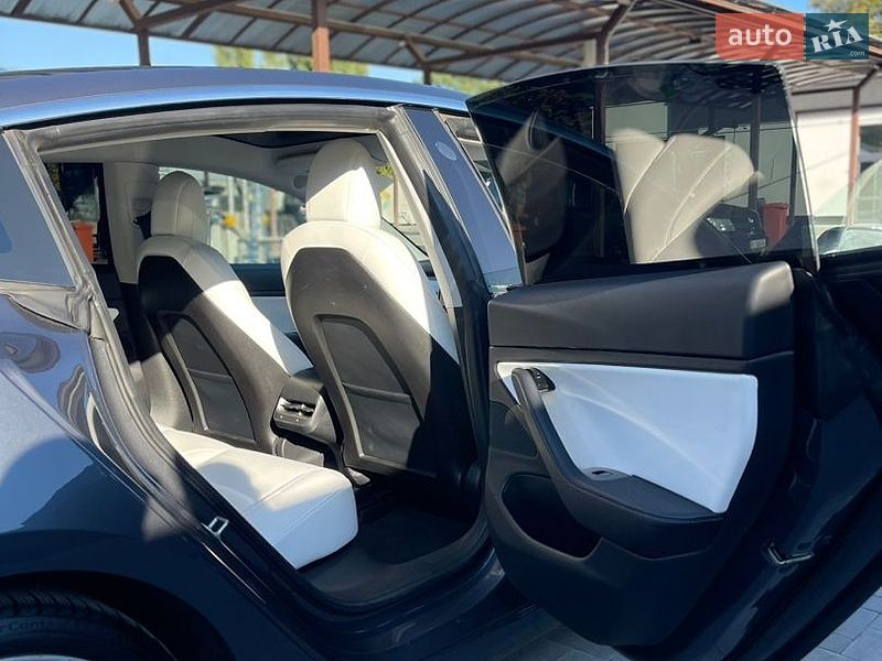 Седан Tesla Model 3 2018 в Кременчуці