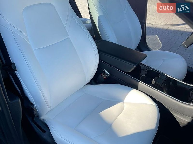 Седан Tesla Model 3 2018 в Кременчуці