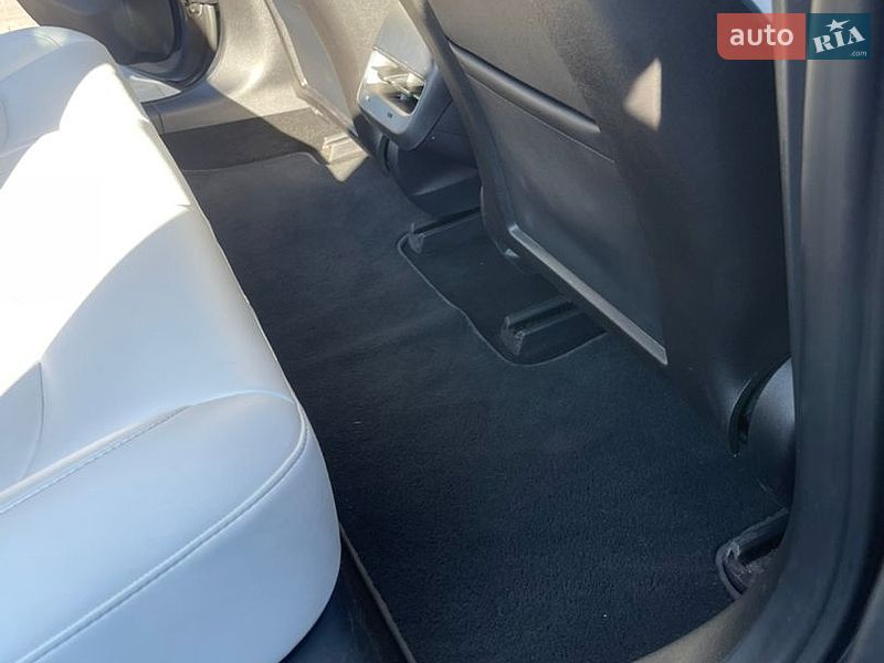 Седан Tesla Model 3 2018 в Кременчуці