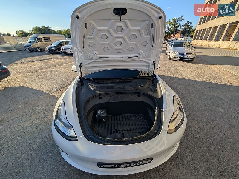 Седан Tesla Model 3 2020 в Тернополе