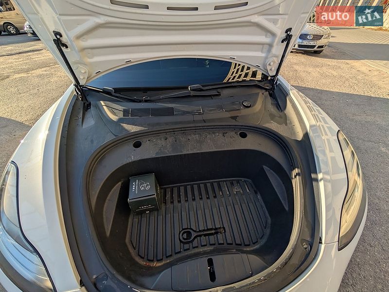 Седан Tesla Model 3 2020 в Тернополе
