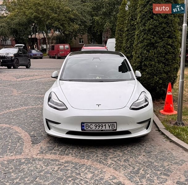 Седан Tesla Model 3 2020 в Львове